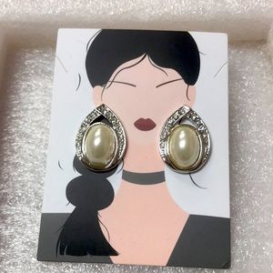 Pearl stud earring
